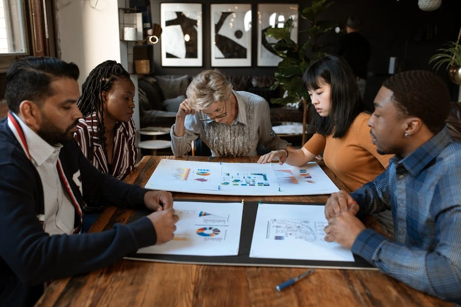 Různorodý tým kreativních profesionálů diskutuje nad projektem v zasedací místnosti